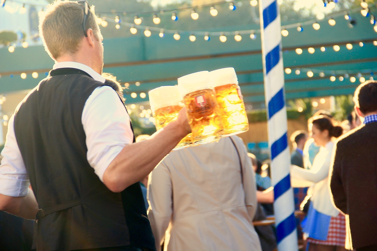 Apesar de salário médio recorde, bares e restaurantes seguem com dificuldade em preencher vagas / Foto: Pixabay