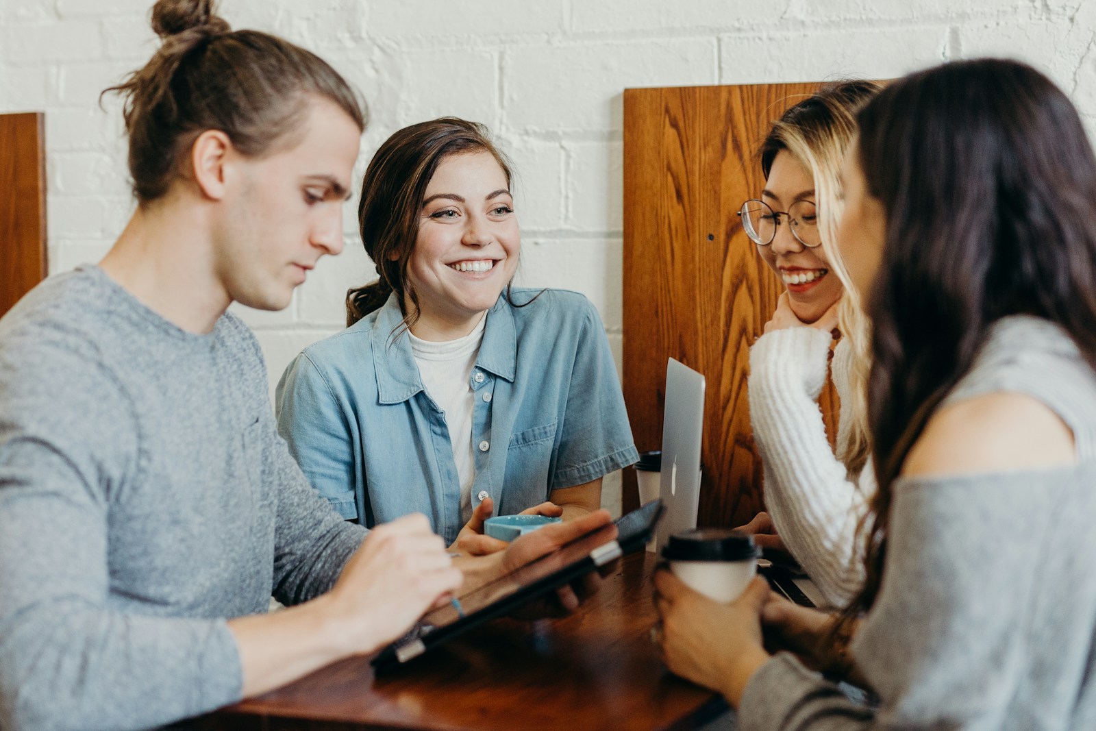 Insights para ser mais assertivo no networking durante o Web Summit Rio, maior evento de tecnologia do Brasil / Foto: Brooke Cagle / Unsplash