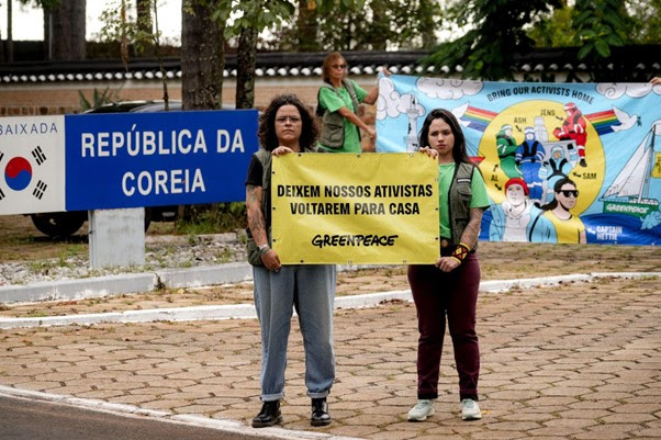 Protesto pacífico em Brasília pressiona por liberação de ambientalistas que já estão há quatro meses impedidos de deixar o país / Foto: Alexandre Bastos / Greenpeace Brasil
