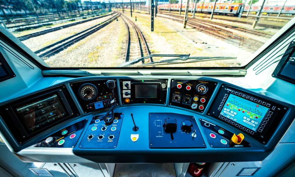 Cabine de controle de trem da ViaMobilidade / Foto: Divulgação / ViaMobilidade 8 e 9