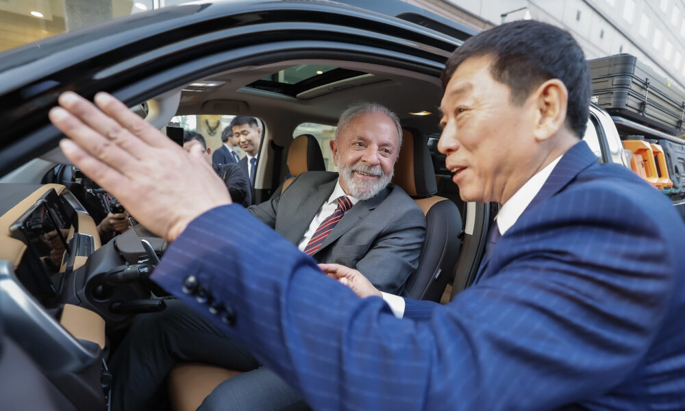 O presidente Luiz Inácio Lula da Silva ao lado do fundador e chairman da GWM, Jack Wey / Foto: Divulgação
